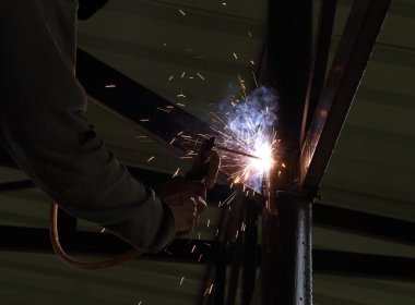 İnşaat metalini bağlayan elektrik kaynağı 