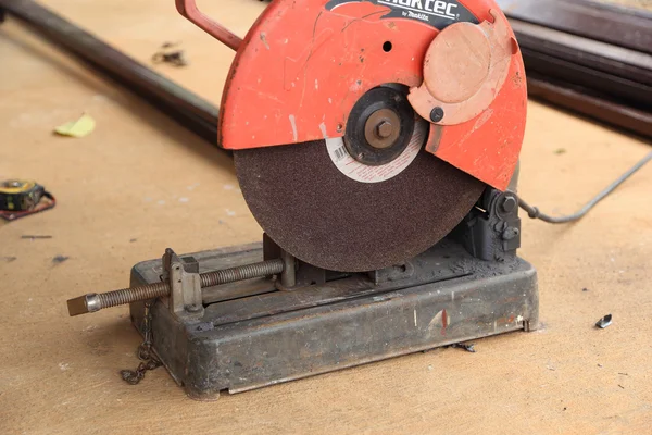 Worker cutting steel rod — Stock Photo, Image