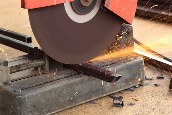 Worker cutting steel rod — Stock Photo, Image