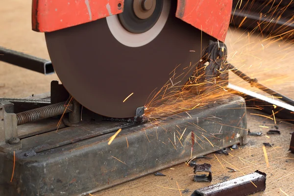 Arbeiter schneidet Stahlstange — Stockfoto