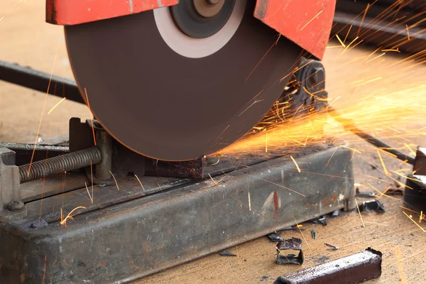 Worker cutting steel rod — Stock Photo, Image