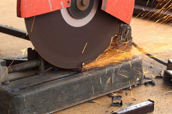 Worker cutting steel rod — Stock Photo, Image