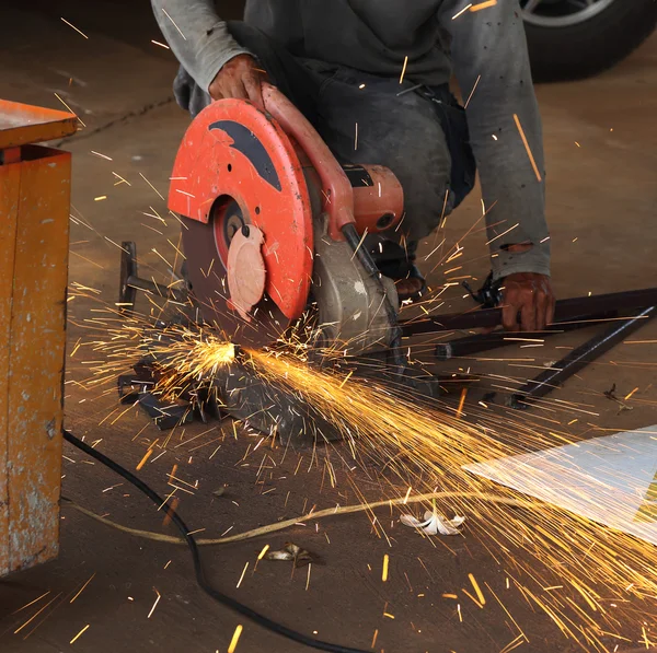 Werknemer snijden stalen staaf — Stockfoto