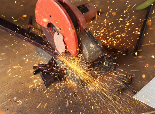 Arbetare skära metall och gnista — Stockfoto