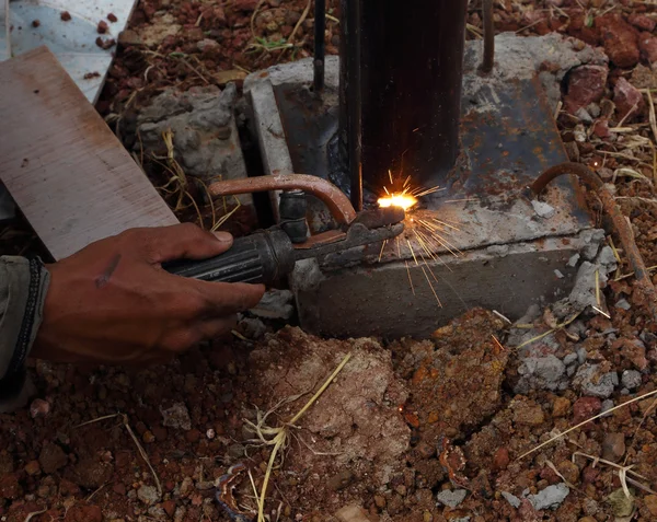 İnşaat metalini bağlayan elektrik kaynağı — Stok fotoğraf