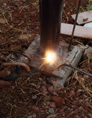 İnşaat metalini bağlayan elektrik kaynağı 