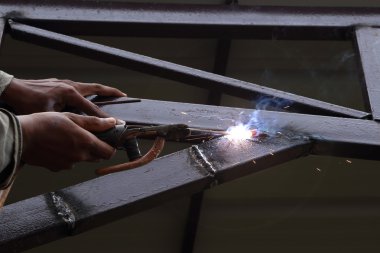 İnşaat metalini bağlayan elektrik kaynağı 