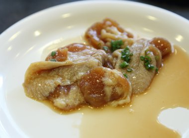 pişmemiş domuz baharatlı sos ile 