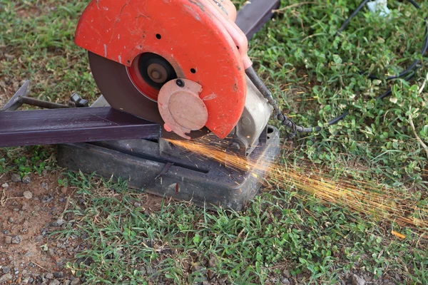 Skära metall och spark med skärmaskin — Stockfoto