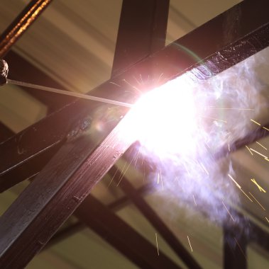 İnşaat metalini bağlayan elektrik kaynağı 