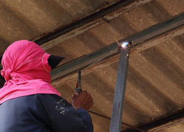 İnşaat metalini bağlayan elektrik kaynağı 