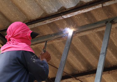 İnşaat metalini bağlayan elektrik kaynağı 