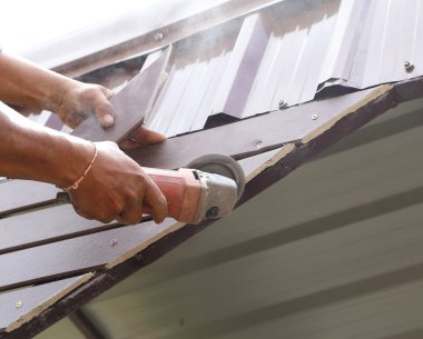 çalışan small taşlama aracını kullanma 