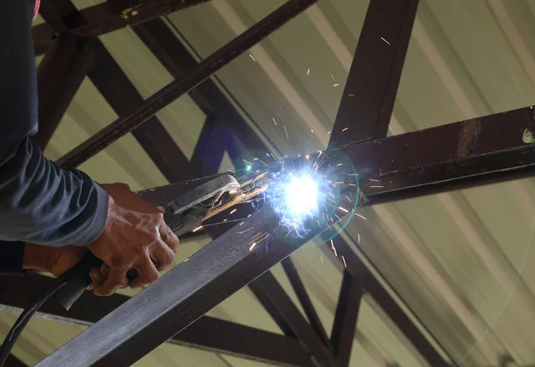 Soldagem elétrica conectando metal de construção — Fotografia de Stock