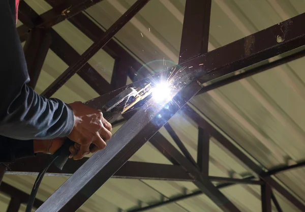 İnşaat metalini bağlayan elektrik kaynağı — Stok fotoğraf