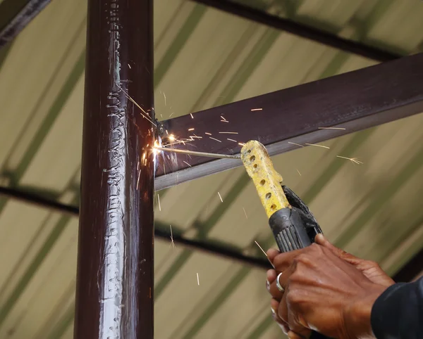 İnşaat metalini bağlayan elektrik kaynağı — Stok fotoğraf