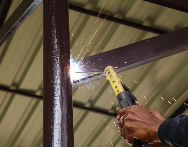 Soldagem elétrica conectando metal de construção — Fotografia de Stock