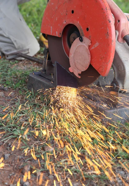 Lavoratore taglio metallo con tagliatrice — Foto Stock