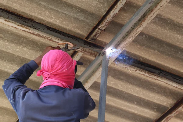 İnşaat metalini bağlayan elektrik kaynağı — Stok fotoğraf