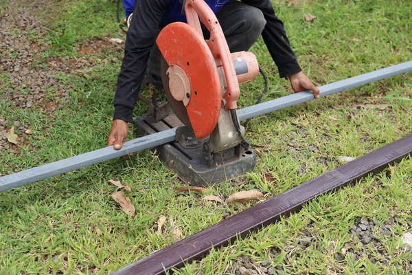 Werknemer snijden metaal met snijmachine — Stockfoto