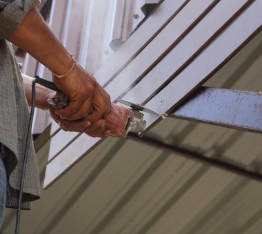 çalışan small taşlama aracını kullanma 