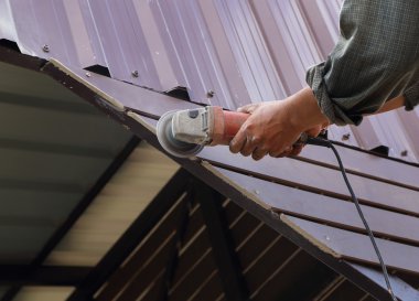 çalışan small taşlama aracını kullanma 