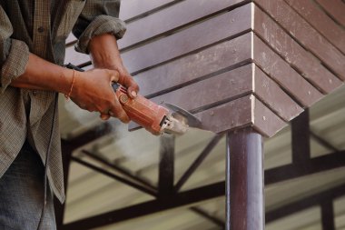 çalışan small taşlama aracını kullanma