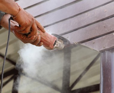 çalışan small taşlama aracını kullanma 