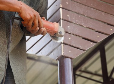 çalışan small taşlama aracını kullanma 