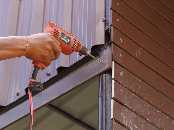 Kilit yüklemeyi elektrikli matkap ile marangoz — Stok fotoğraf