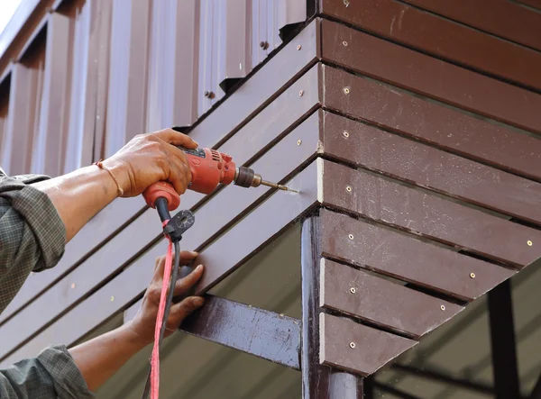 Menuisier à l'installation de serrure avec perceuse électrique — Photo