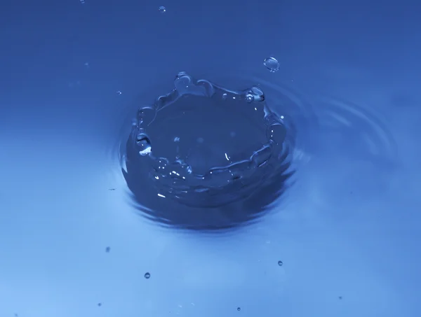Брызги воды с каплей воды — стоковое фото