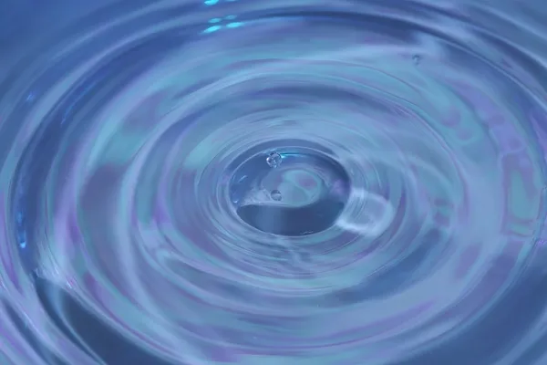 水ドロップ液滴からの波 — ストック写真