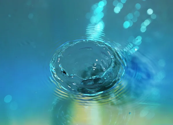 Salpicadura de agua con una gota de agua — Foto de Stock