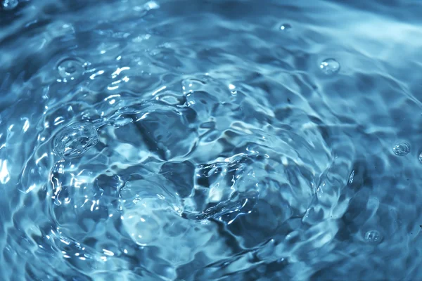 En våg från vatten droppe droplet — Stockfoto