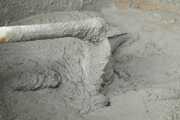 Spaten und nasser Zement — Stockfoto