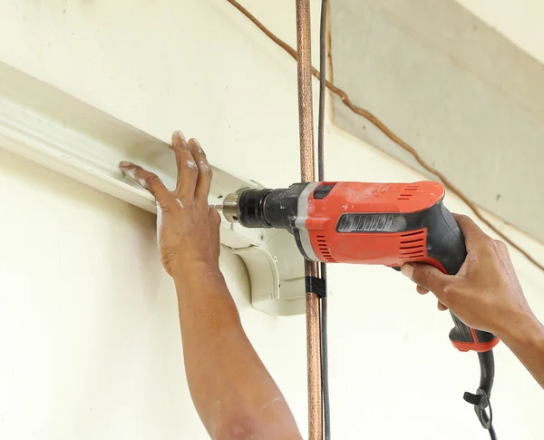 Worker using drill — Stock Photo, Image