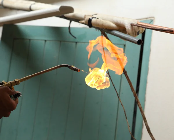 Réparateur soudage tuyaux en cuivre — Photo