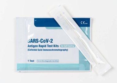 Nakhon Ratchasima, THAILAND - 10 Ekim 2021: Coronavirus (Covid-19) ya da SARS-CoV-2 Antijen Test kitleri Lepu Tıbbi Teknolojisi 'nin Kendi Kendini Test Etmek İçin