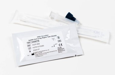 Nakhon Ratchasima, THAILAND - 10 Ekim 2021: Coronavirus (Covid-19) ya da SARS-CoV-2 Antijen Test kitleri