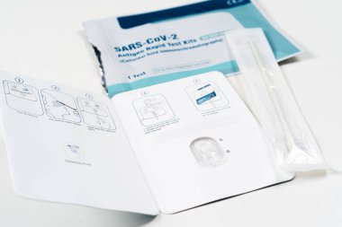 Nakhon Ratchasima, THAILAND - 10 Ekim 2021: Coronavirus (Covid-19) ya da SARS-CoV-2 Antijen Test kitleri Lepu Tıbbi Teknolojisi 'nin Kendi Kendini Test Etmek İçin