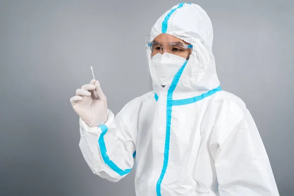 Male Doctor Protective Suit Ppe Holding Coronavirus Covid Nasal Swab — Stock Photo, Image