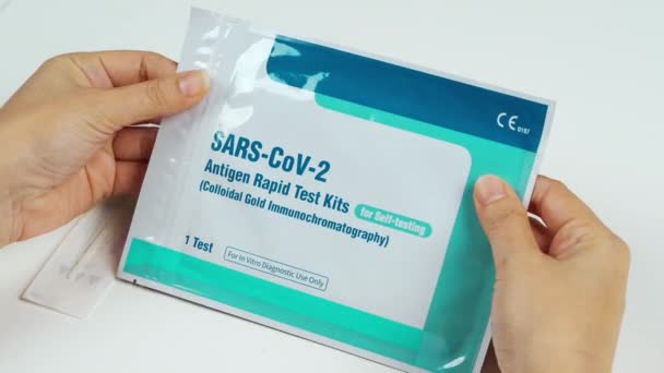 Hand Haltende Coronavirus Covid Oder Sars Cov Antigen Schnelltest Kits — Stockvideo