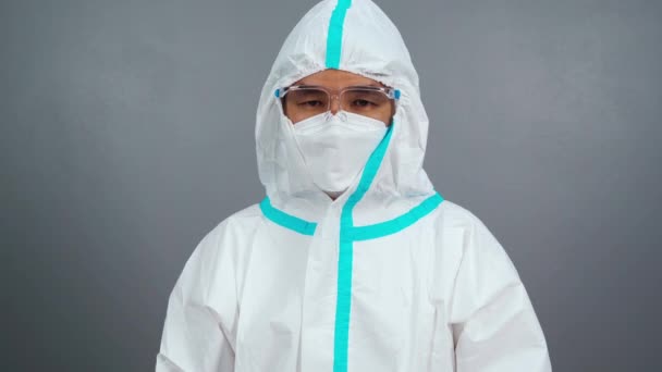 顔のマスクを身に着けている保護Ppeスーツとコロナウイルスからの顔シールド保護の医師 Covid パンデミック — ストック動画