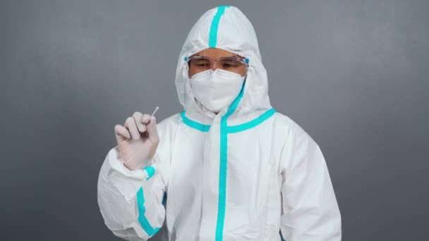 Férfi Orvos Védőöltözetben Coronavirus Tartó Egyéni Védőeszköz Covid Orrtampon Laboratóriumi — Stock videók