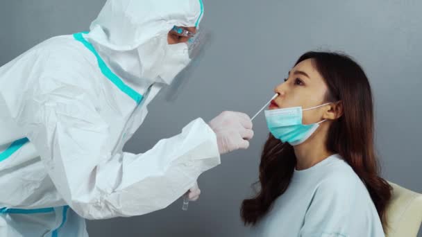 Arzt Mit Psa Anzug Testet Coronavirus Covid Beim Patienten Durch — Stockvideo