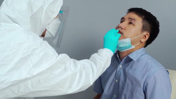 Ppe Giysi Test Koronavirüsü Covid Olan Doktor Burun Temizleyici Ile — Stok video