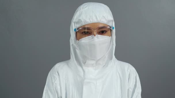 顔のマスクを身に着けている保護Ppeスーツの女性医師とコロナウイルスからの顔シールド保護 Covid パンデミック — ストック動画