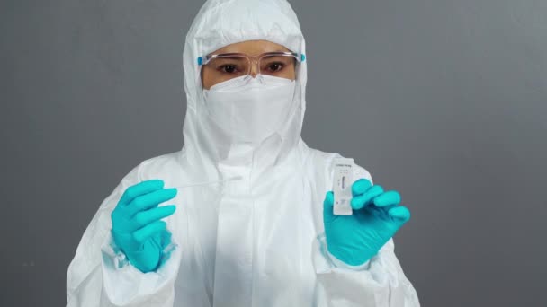Koronavirüs Covid Taşıyan Ppe Kıyafetli Doktor Antijen Rapid Test Kiti — Stok video