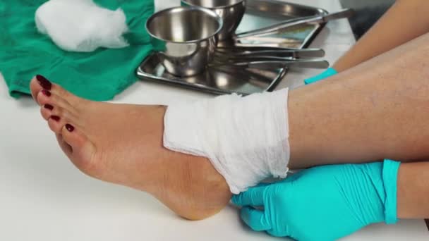 Arzt Nach Wundreinigung Das Bein Des Patienten Verbinden — Stockvideo
